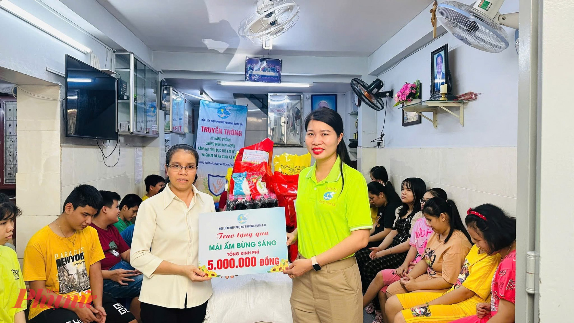 Bà Nguyễn Thị Mỹ Chi - Chủ tịch Hội LHPN phường Vườn Lài nhấn mạnh: Chương trình hôm nay không chỉ mang lại niềm vui trước mắt, mà còn truyền đi thông điệp đầy nhân văn về trách nhiệm cộng đồng trong việc bảo vệ, nuôi dưỡng và đồng hành cùng trẻ em yếu thế, những mầm non đang cần được chở che và nâng đỡ để lớn lên trong an toàn, yêu thương. Bà bày tỏ mong muốn các em, dù ở bất kỳ hoàn cảnh nào, vẫn luôn giữ được tinh thần lạc quan, mạnh mẽ vươn lên trong cuộc sống, bởi phía sau các em luôn có những tấm lòng đồng hành, sẵn sàng sẻ chia và tiếp sức trên chặng đường trưởng thành.