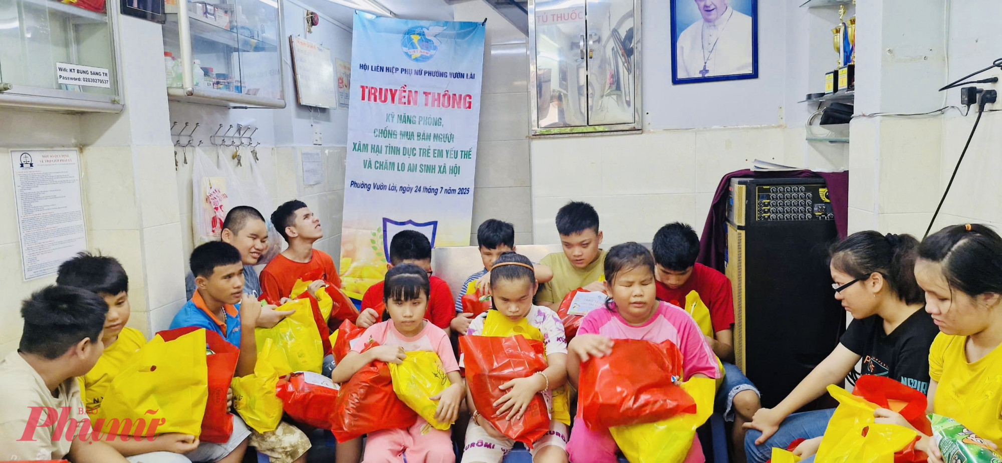 Chương trình mang đến 30 phần quà nhu yếu phẩm cho các em nhỏ đang sinh sống tại mái ấm 