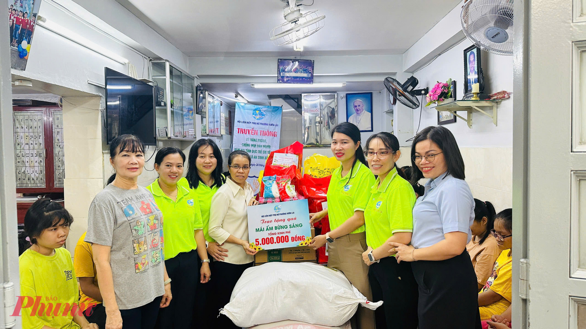 Ngày 24/7, tại Mái ấm Bừng Sáng (phường Vườn Lài), Hội LHPN phường cùng các mạnh thường quân tổ chức chương trình “Hành động sẻ chia – Kết nối yêu thương”, nhằm chăm lo, bảo vệ và tiếp sức cho trẻ em yếu thế trên địa bàn.