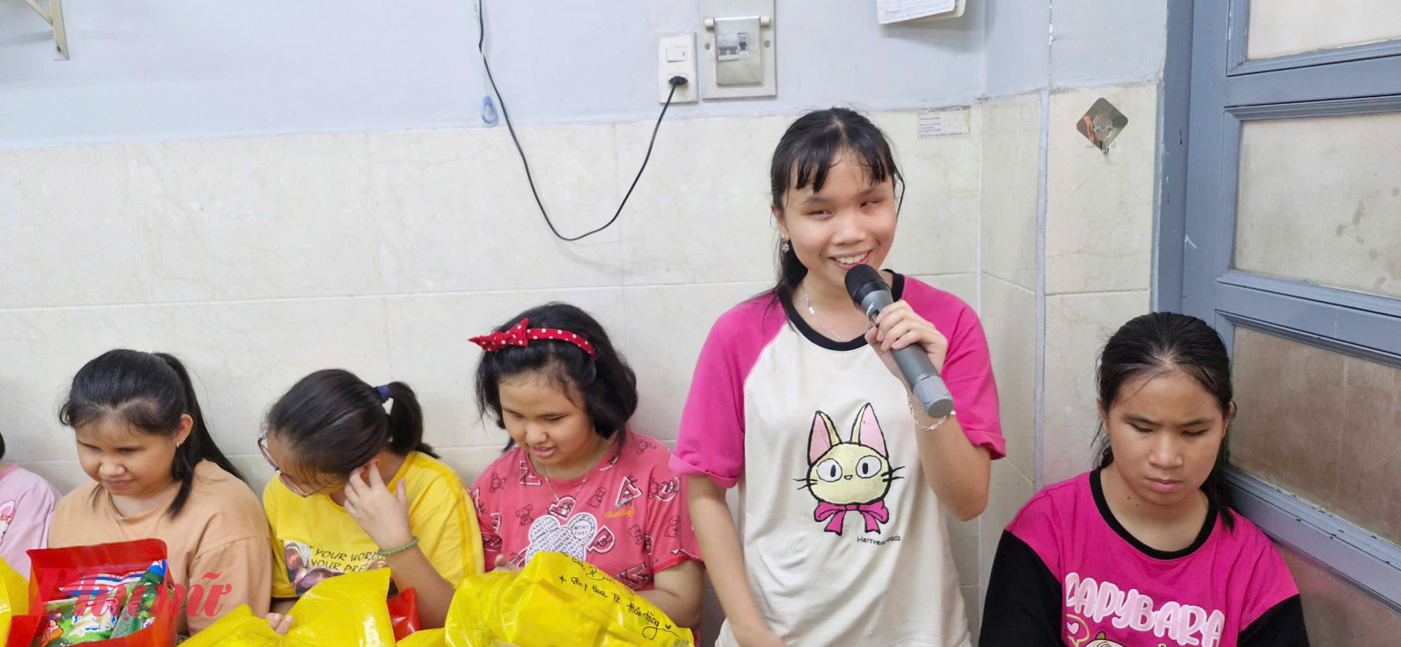 Hiện Mái ấm Bừng Sáng đang nuôi dưỡng 31 trẻ em có hoàn cảnh đặc biệt, trong đó em nhỏ nhất 5 tuổi, lớn nhất 17 tuổi. Các em chủ yếu đến từ TPHCM và các tỉnh lân cận, phần lớn không còn người thân hoặc bị khiếm thị, hoàn cảnh khó khăn. 