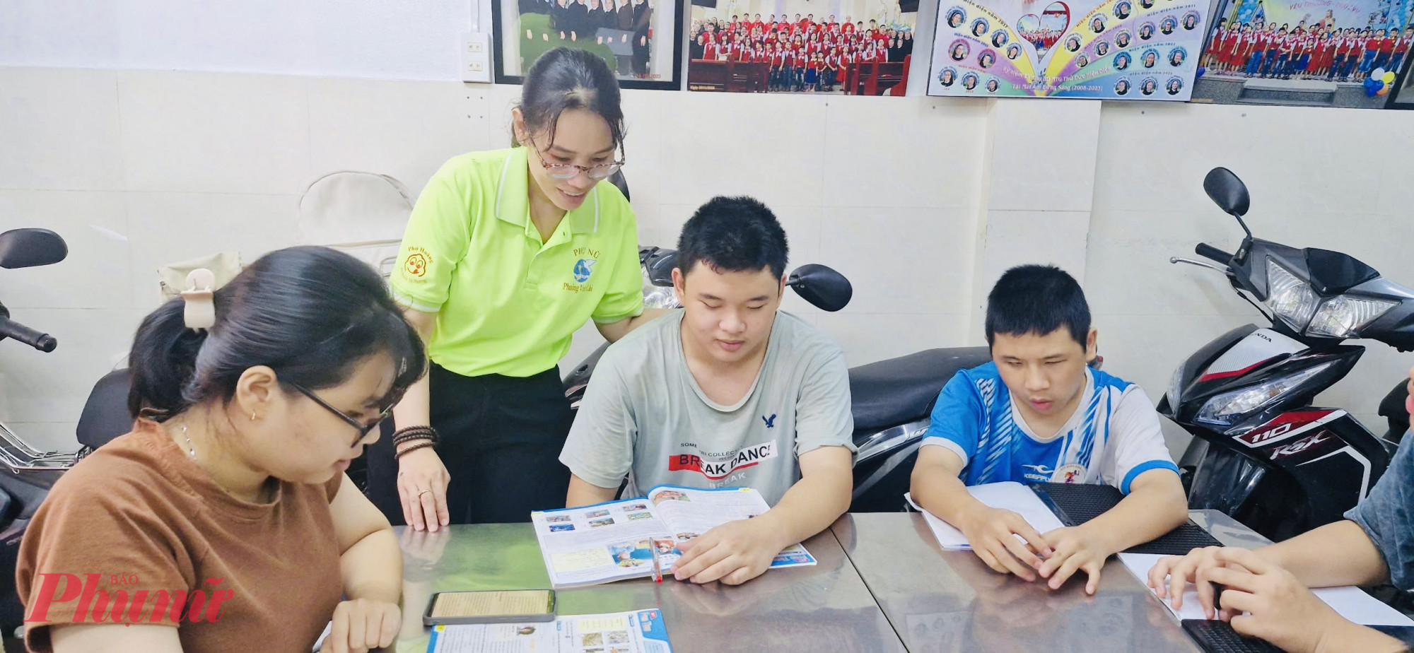 Dịp này, Hội LHPN phường còn kết nối đội ngũ giáo viên, tình nguyện viên hỗ trợ lớp học tiếng Anh miễn phí cho các em. Đây là nguồn động viên thiết thực giúp trẻ em yếu thế được tiếp cận tri thức, tiếp tục hành trình học tập và phát triển toàn diện.