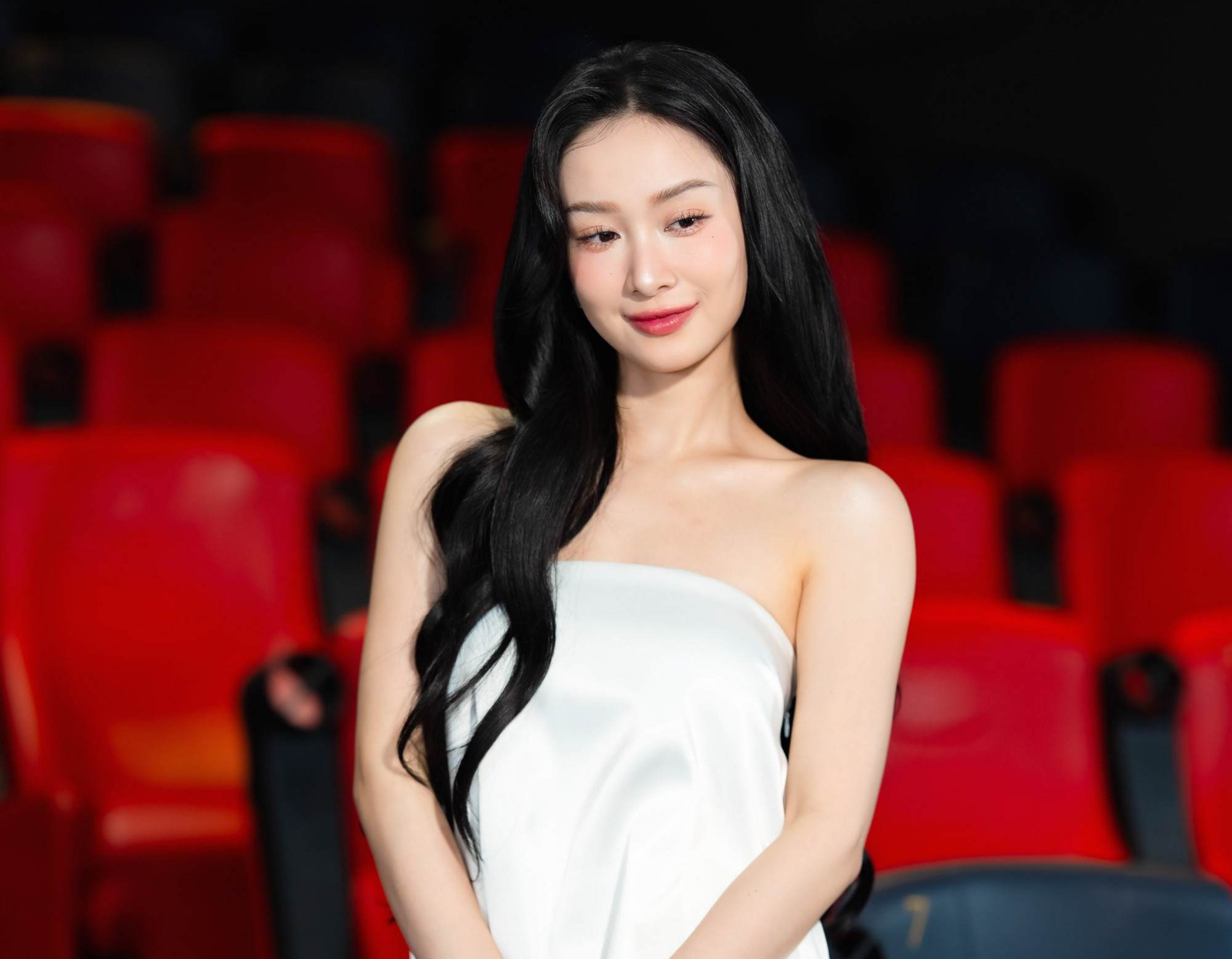 Jun Vũ khoe vẻ nữ tính với áo cúp ngực được thiết kế khá đơn giản nhưng trông thanh thoát. Cô mặc chân 