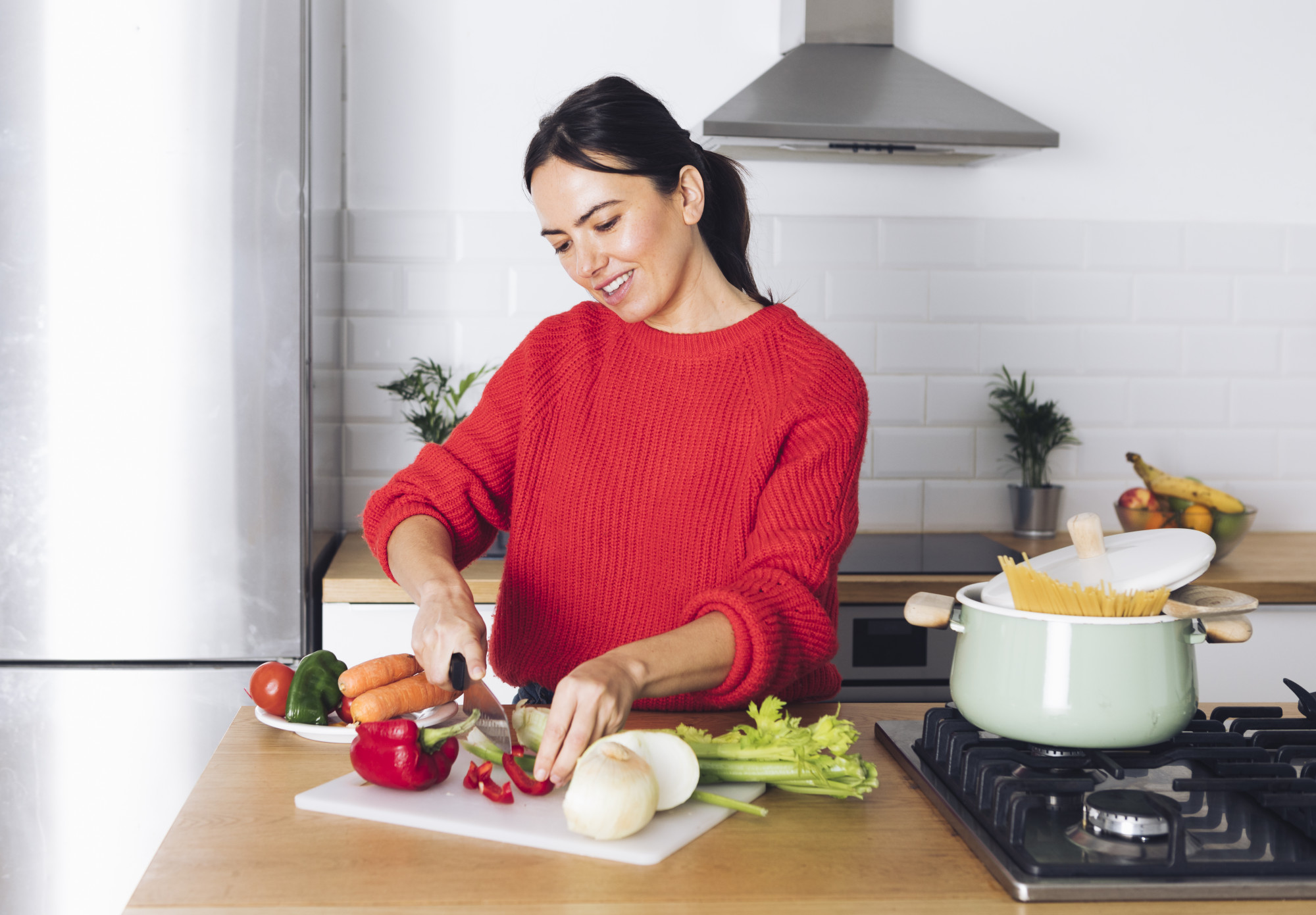 Nấu ăn cho người thân trong tâm thế tự nguyện còn là niềm vui - Ảnh: Freepik