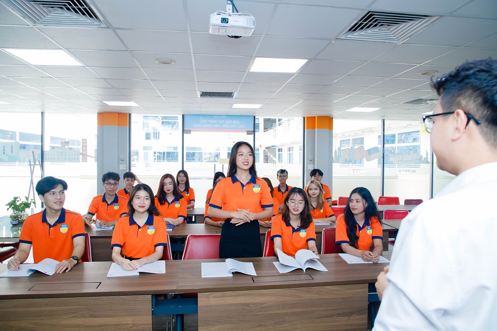 Sinh viên Logistics HUTECH được đào tạo bài bản, bám sát xu hướng mới của ngành - Ảnh: HUTECH