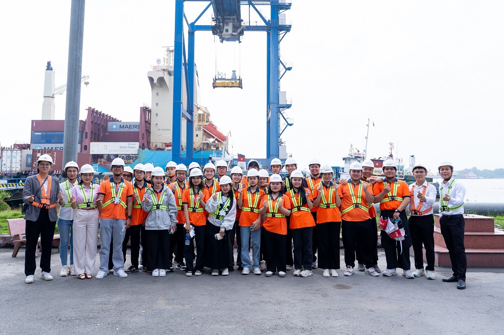 Sinh viên trải nghiệm tham quan doanh nghiệp tích lũy kinh nghiệm thực tế - Ảnh: HUTECH