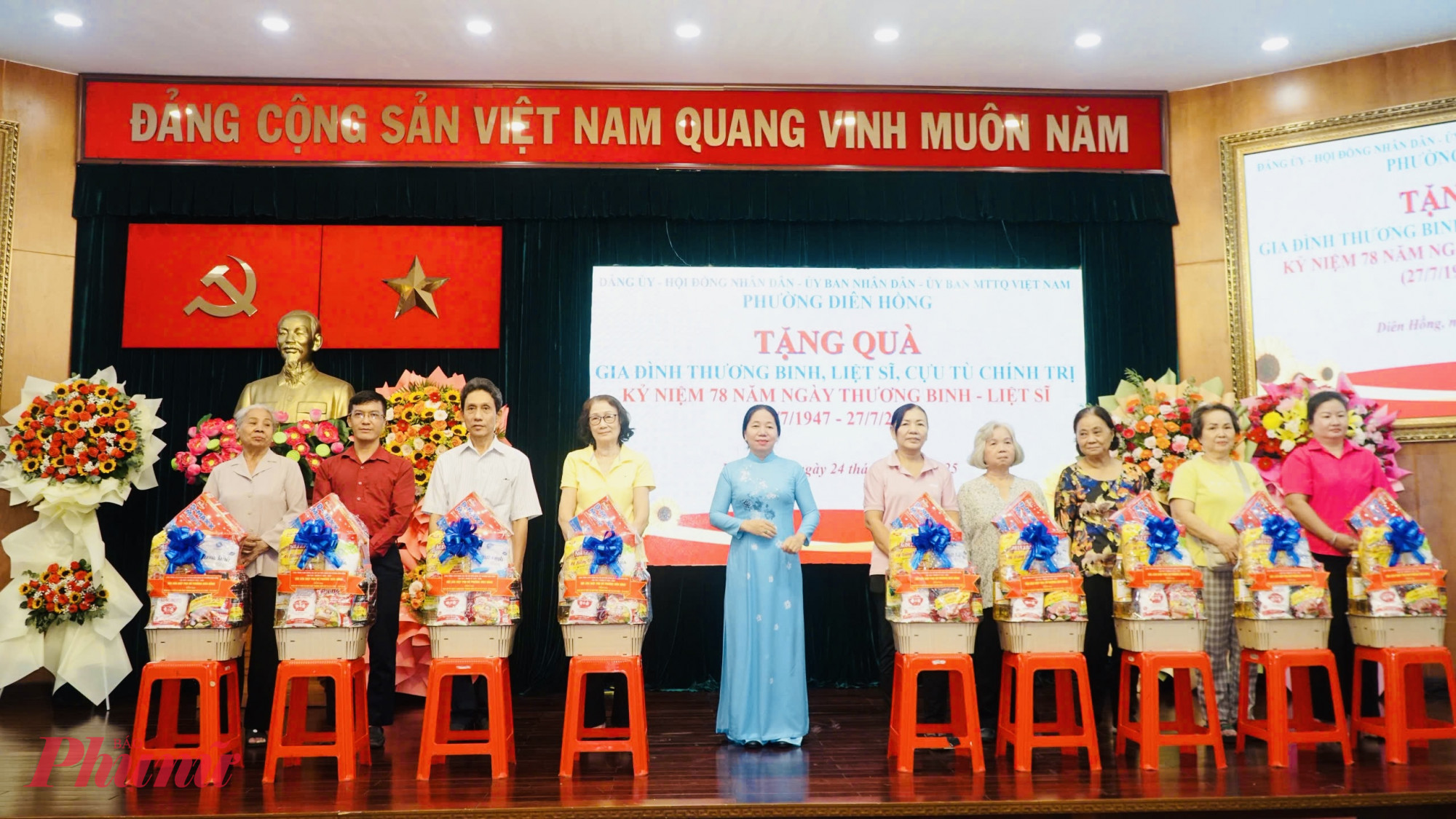 Bà Hà Thị Gái – Chủ tịch Hội LHPN phường Diên Hồng trao quà đến gia đình thương binh, bệnh bịnh.