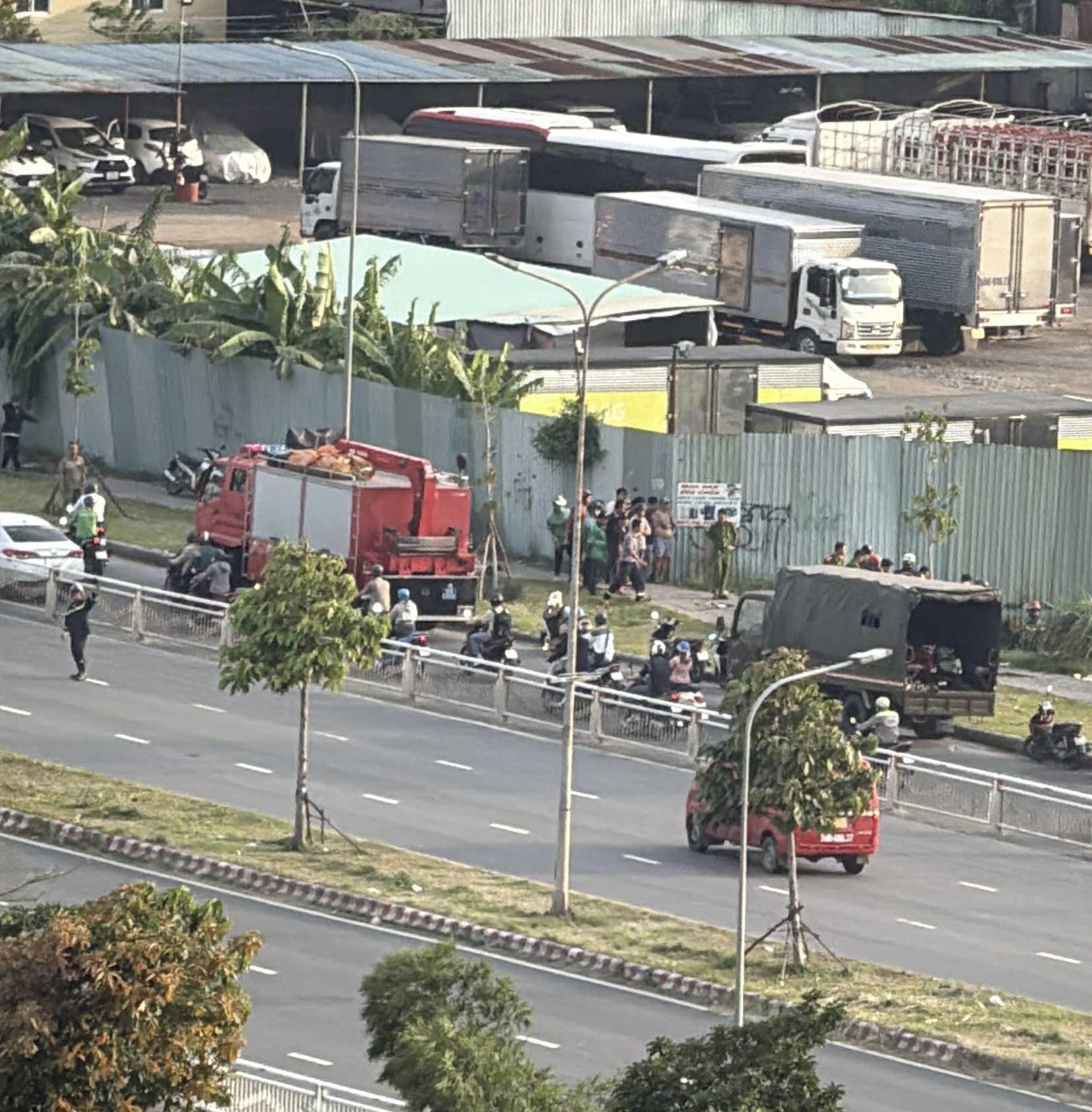 Lực lượng chức năng tìm kiếm người nghi mất tích. Ảnh: N.S