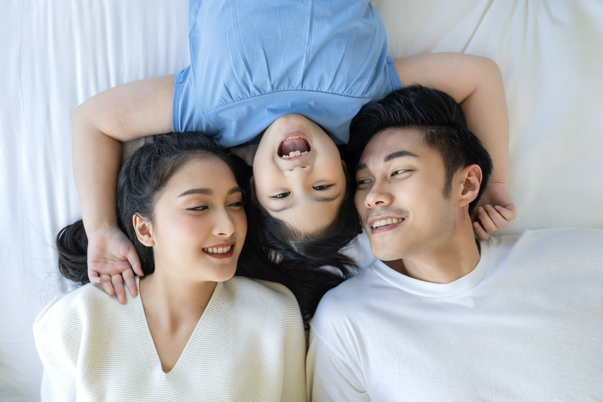 Ba mẹ hãy luôn lắng nghe và để tâm đến con cái từ những bất thường nhỏ nhất. Ảnh: Freepik