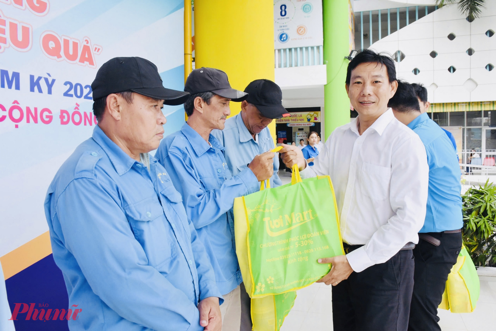 Dịp này, phường Hòa Hưng còn tổ chức chương trình chăm lo an sinh xã hội San sẻ yêu thương – Gắn kết cộng đồng, trao hơn 230 phần quà  đến các hộ dân khó khăn.