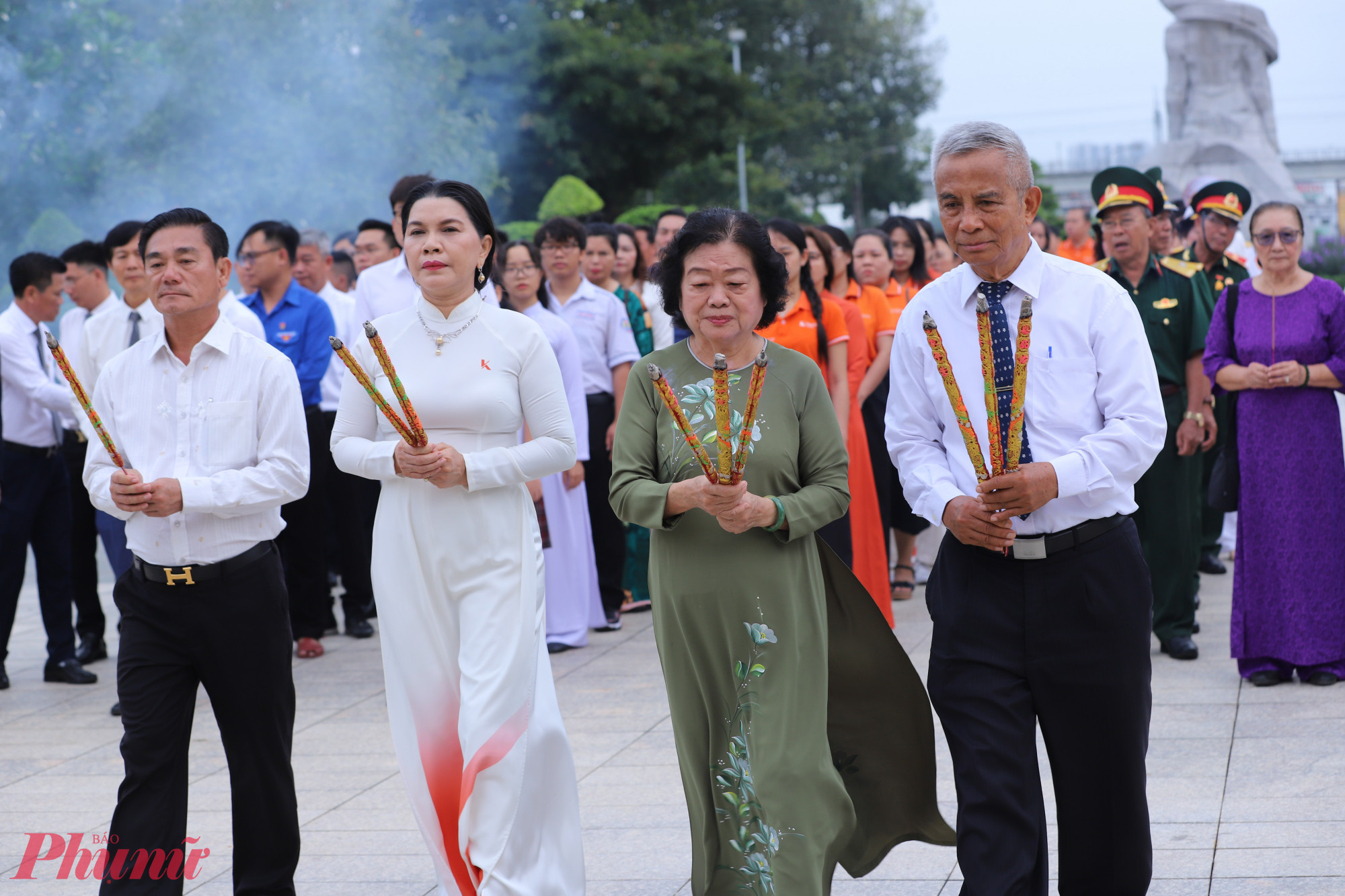 Cựu Phó Chủ tịch nước - thương binh hạng 3/4 - bà Trương Mỹ Hoa (áo dài màu) cùng chồng và bà Đặng Thị Kim Oanh 