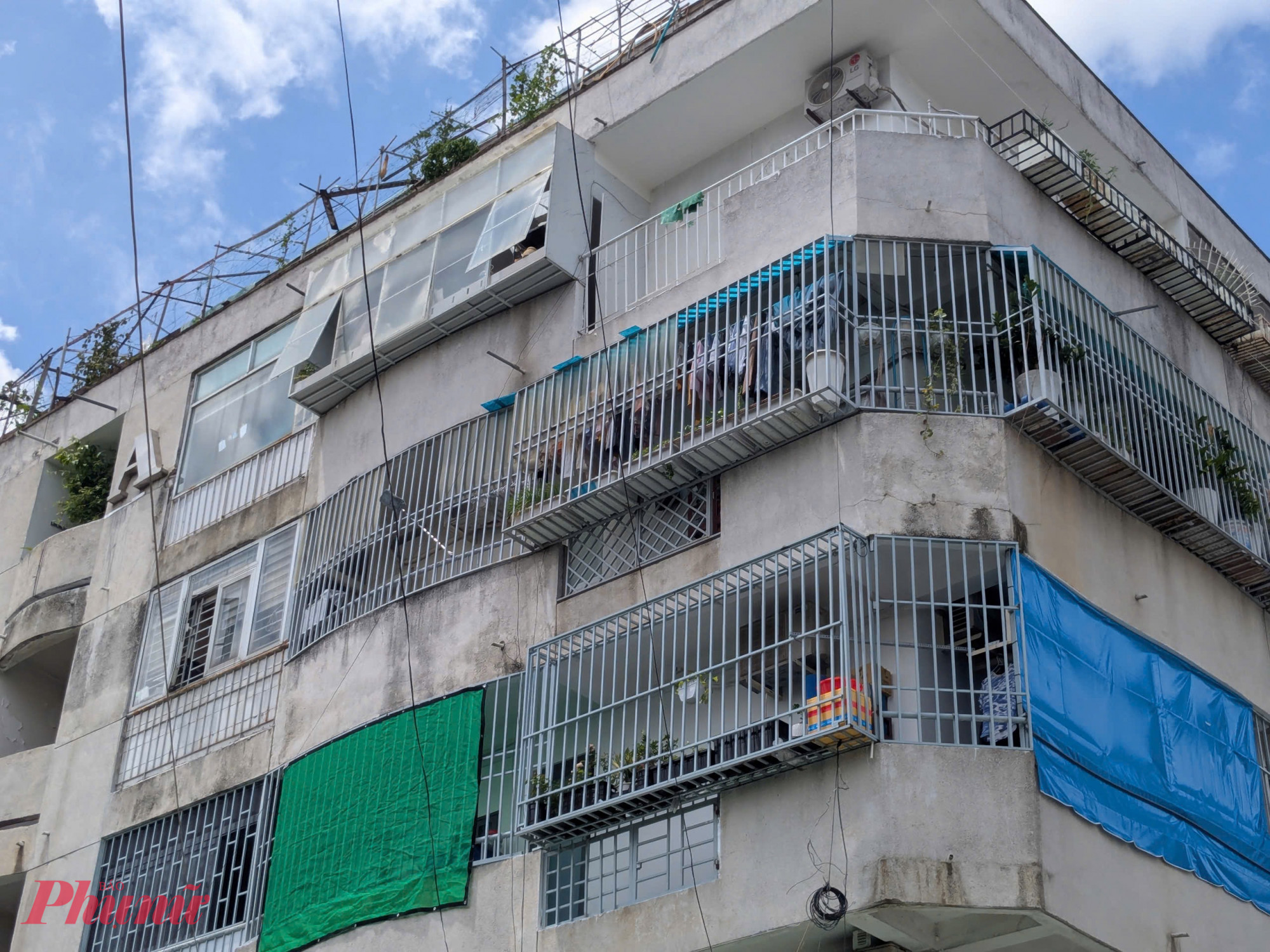 Lực lượng chức năng TPHCM sẽ tiếp tục vận động, hướng dẫn người dân tháo “chuồng cọp” để bảo đảm an toàn thoát hiểm khi xảy ra sự cố - Ảnh: Thanh Tâm