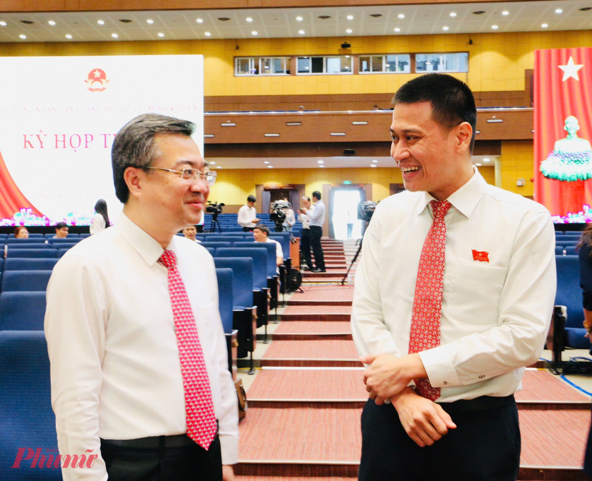 Ông Nguyễn Thanh Nghị trao đổi với các đại biểu bên lề kỳ họp - Ảnh: Ngọc Trăm