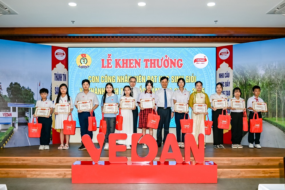 Tổng giám đốc Vedan Việt Nam - ông Ni Chih Hao và Chủ tịch công đoàn - ông Phạm Trung Thuyên trao học bổng và phần thưởng cho con em CBCNV - Ảnh: Vedan Việt Nam