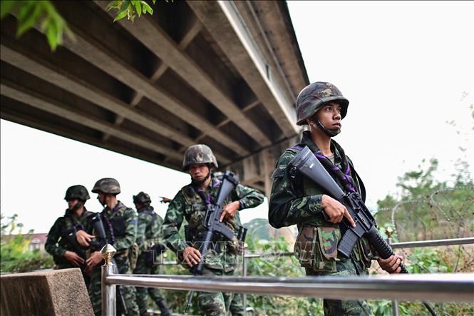 Binh sĩ Thái Lan gác gần cửa khẩu Tak ở huyện Mae Sot. Ảnh tư liệu: AFP/TTXVN