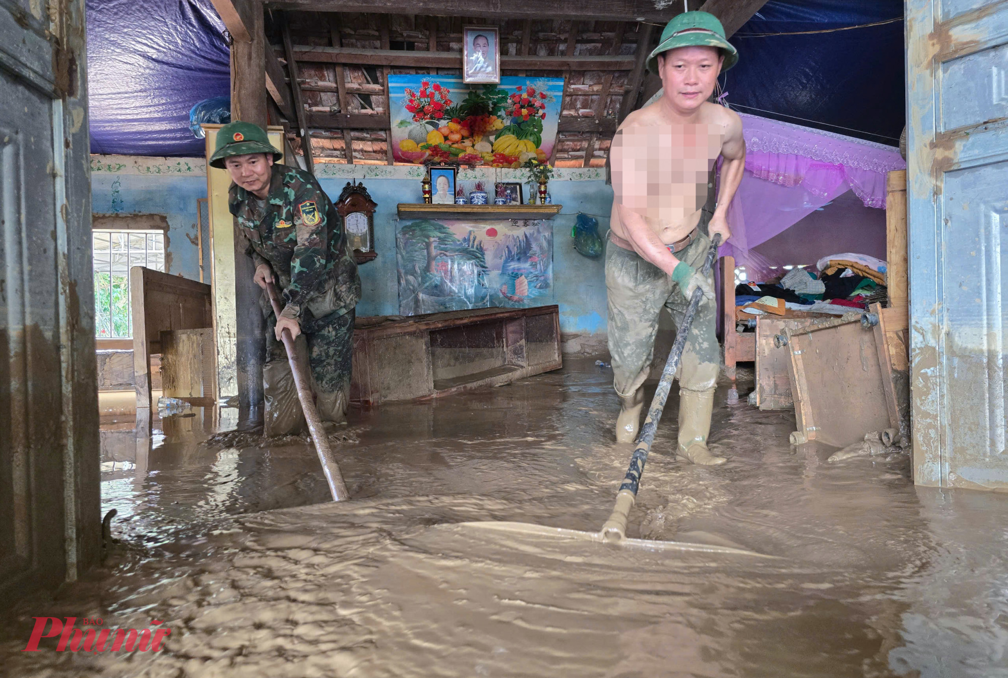 Tranh thủ nước rút, người dân xã Con Cuông chủ động huy động người thân về nhà dọn dẹp bùn đất, làm vệ sinh môi trường tại các tuyến đường và khu dân cư.
