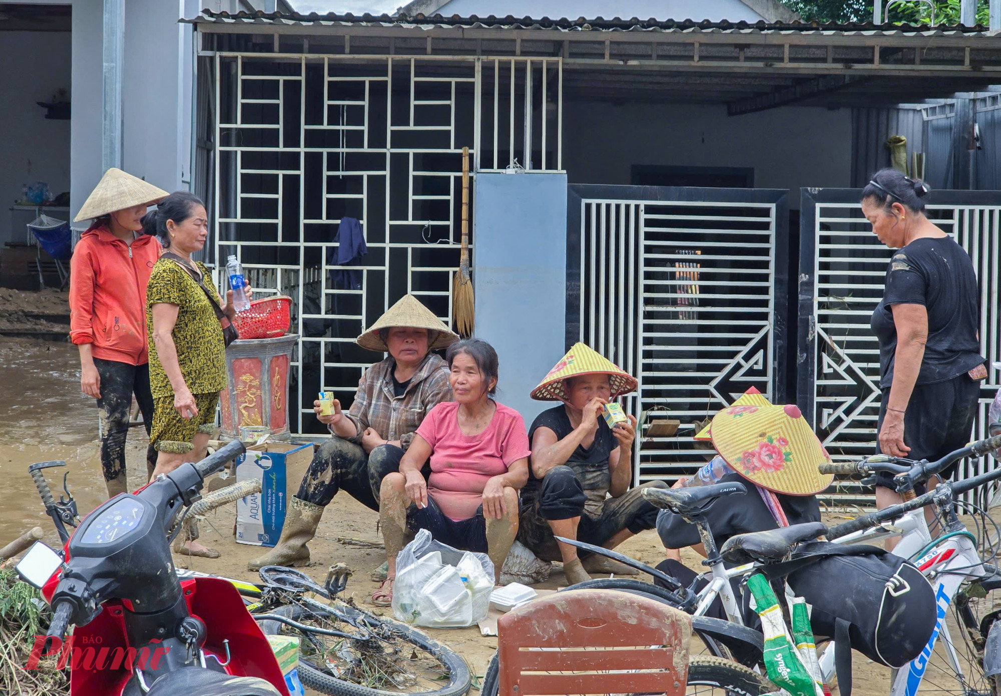 Ông Chu Trọng Trang - Giám đốc Trung tâm Kiểm soát bệnh tật tỉnh Nghệ An - cho biết, hóa chất Cloramin B đã được trung tâm cấp phát về các địa phương dự phòng trước mùa mưa lũ. Sau khi lũ rút, đơn vị này sẽ cử các đoàn công tác về các xã bị ngập nặng hướng dẫn người dân vệ sinh môi trường, phòng chống dịch bệnh. Sau khi nước lũ rút, phần lớn nguồn nước giếng sinh hoạt đều không còn đảm bảo, người dân cần chủ động vệ sinh môi trường, vệ sinh nguồn nước, công trình vệ sinh bằng hóa chất cloramin B. 