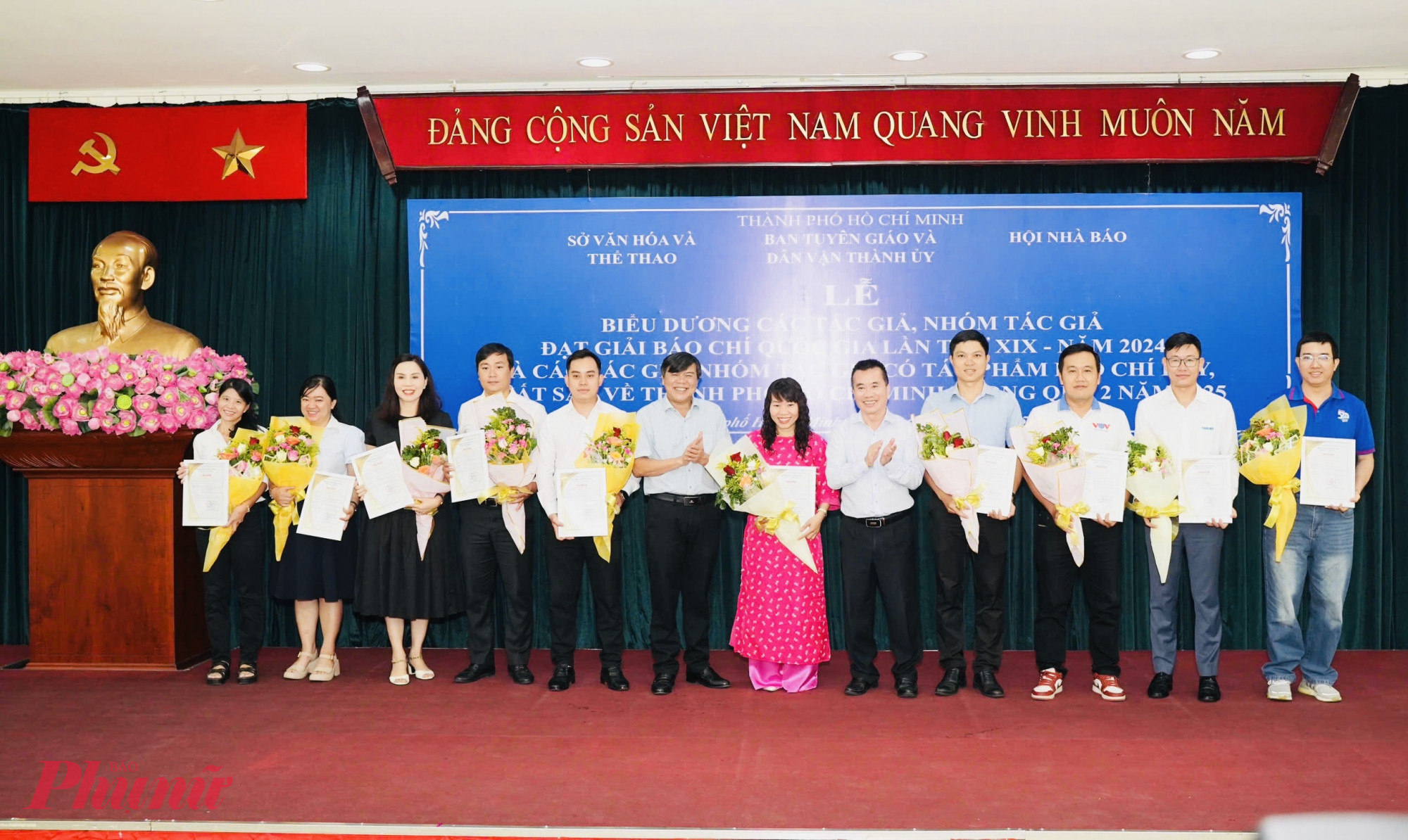  Phóng viên Thanh Hoa (áo hồng) đại diện nhóm tác giả nhận thư khen - Ảnh: V.Thuận