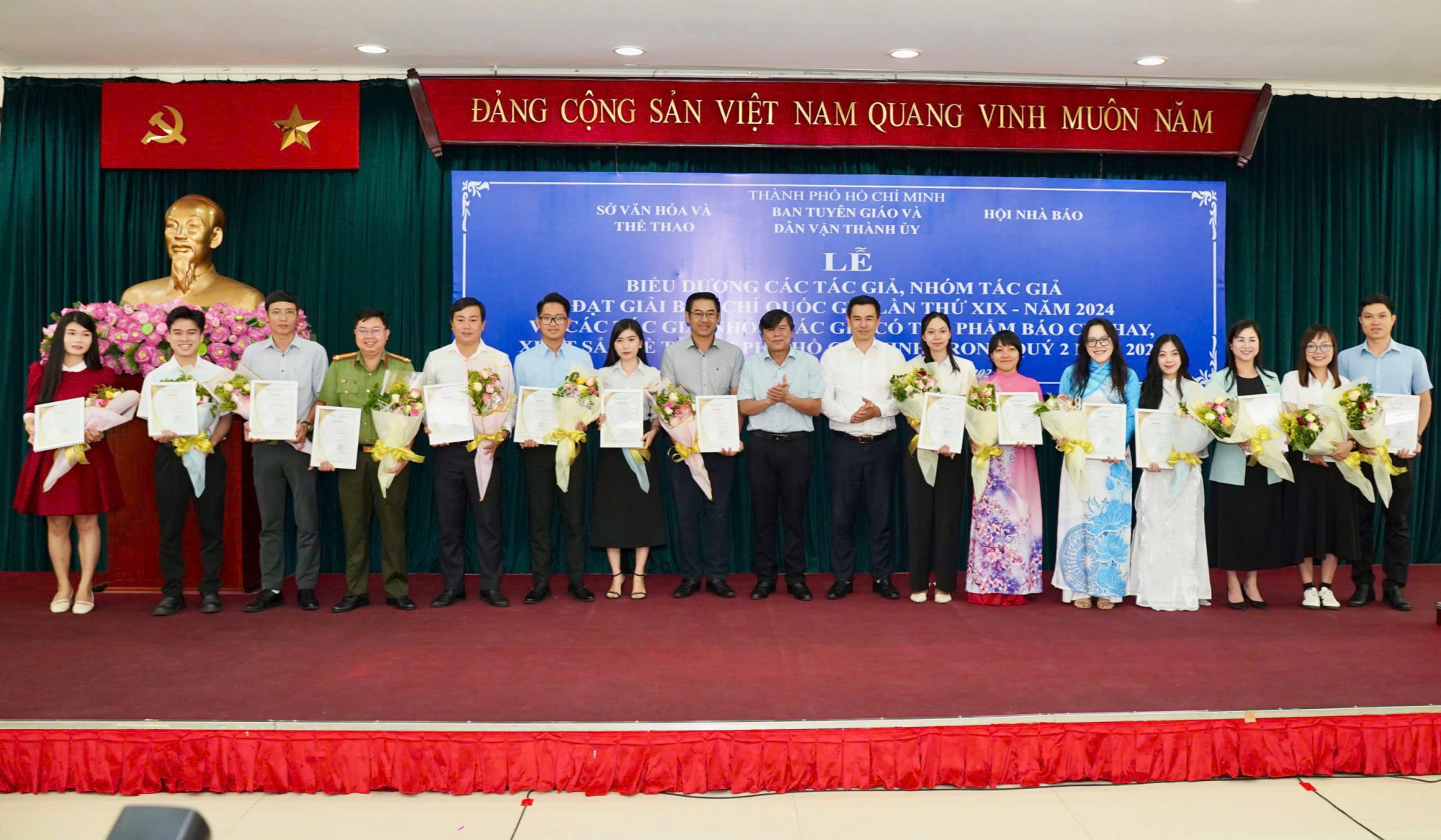 Phóng viên Trang Thư (thứ 5 từ phải qua) 