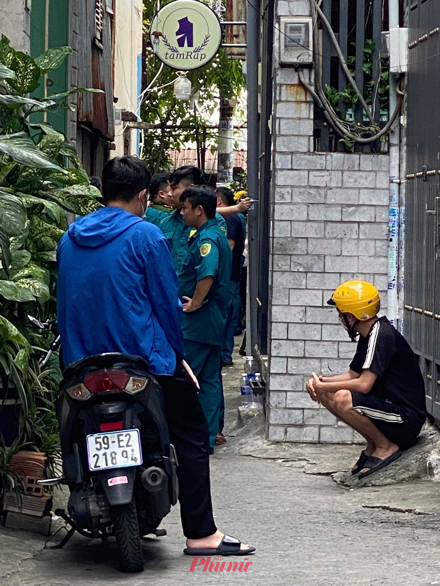 Lực lượng chức năng có mặt tại hiện trường. Ảnh: Khánh Uyên