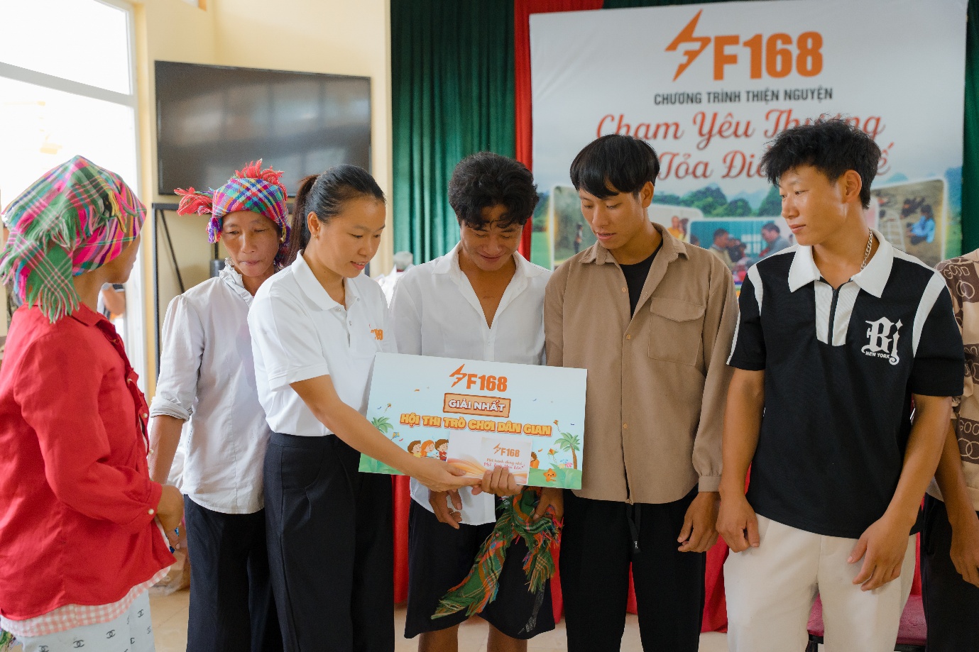 Giải Nhất được đại diện Công ty TNHH Truyền thông và Giải trí F168 trao cho người dân đạt giải - Ảnh: F168