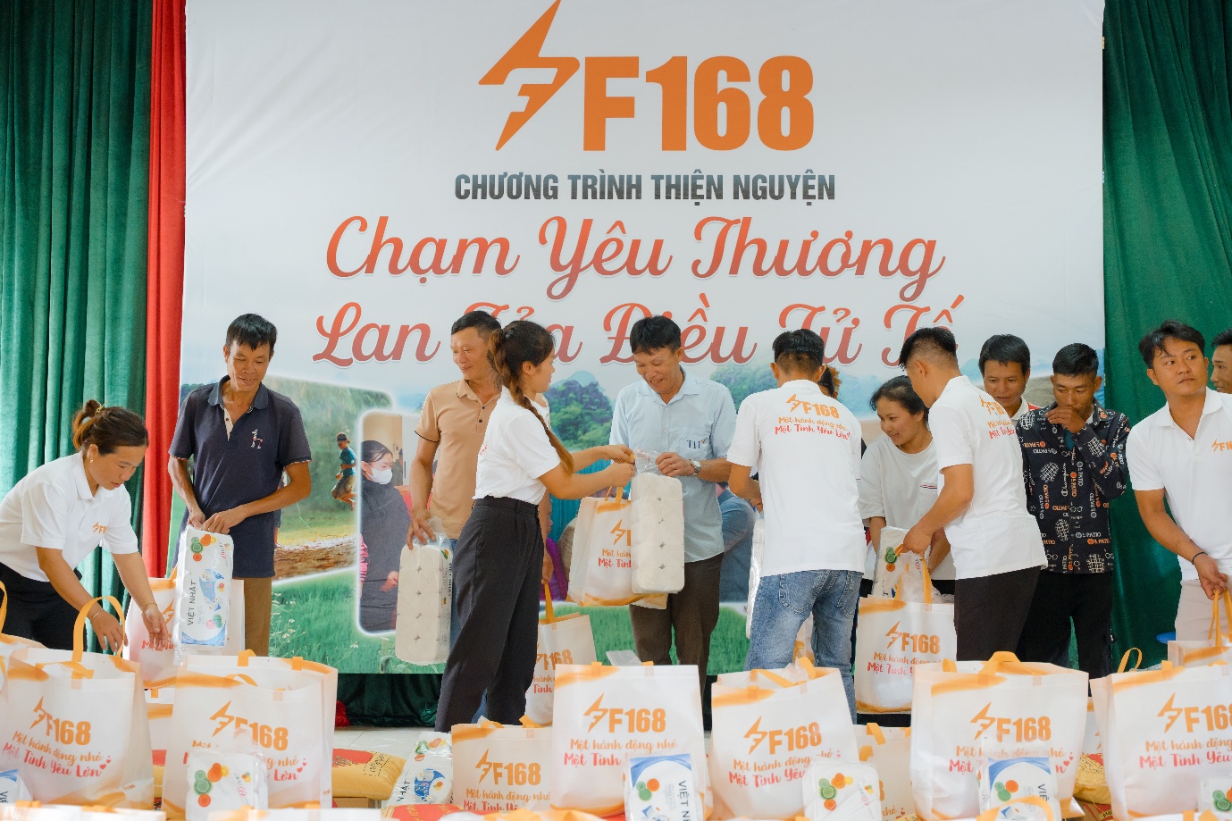 Những phần quà đầy ý nghĩa mà đại diện Công ty TNHH Truyền thông và Giải trí F168 trao cho bà con Cao Bằng - Ảnh: F168