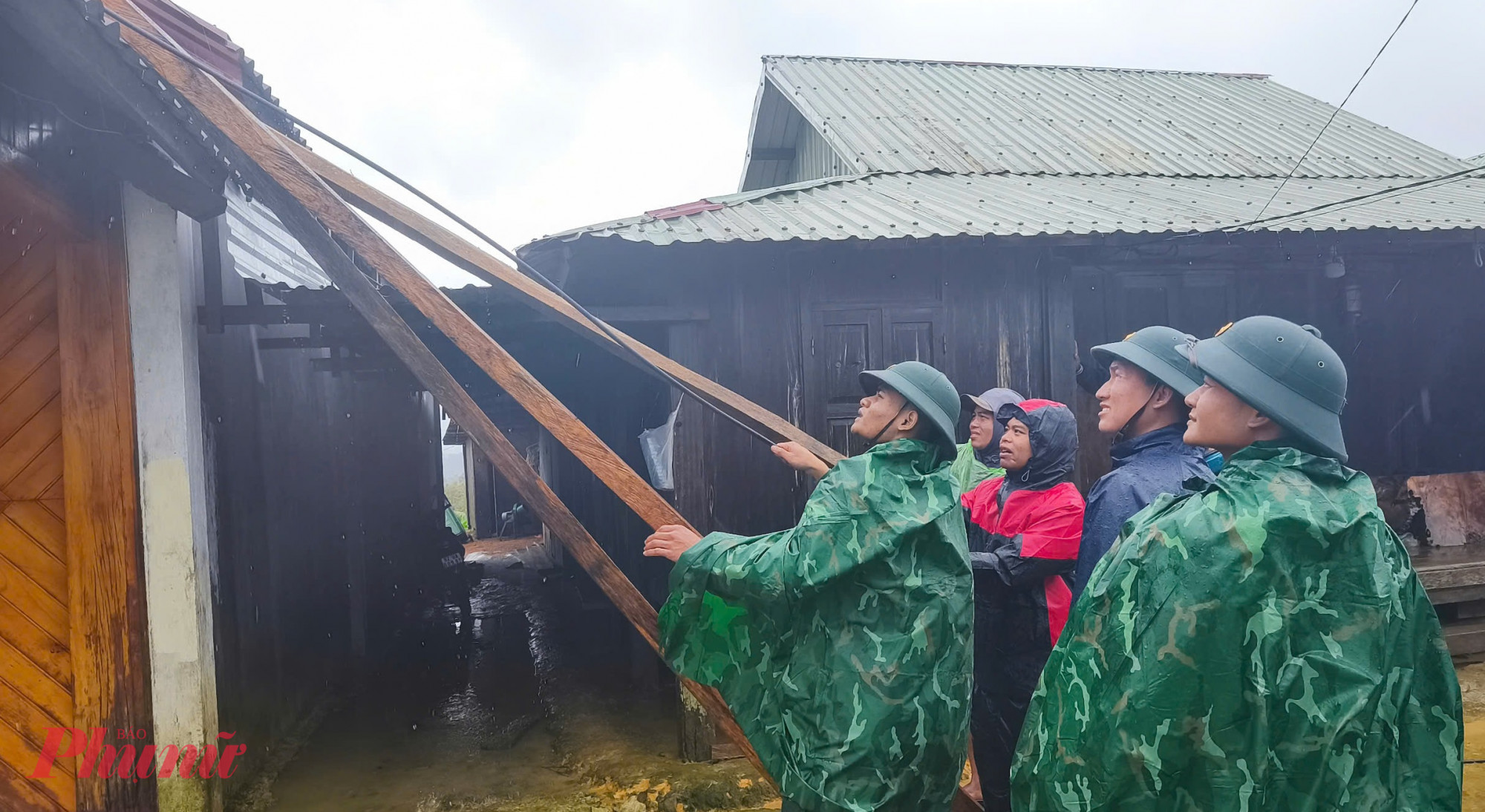 Bộ đội Biên phòng và các lực lượng xã Hùng Sơn hỗ trợ người dân sữa chữa nhà cửa sau thiên tai