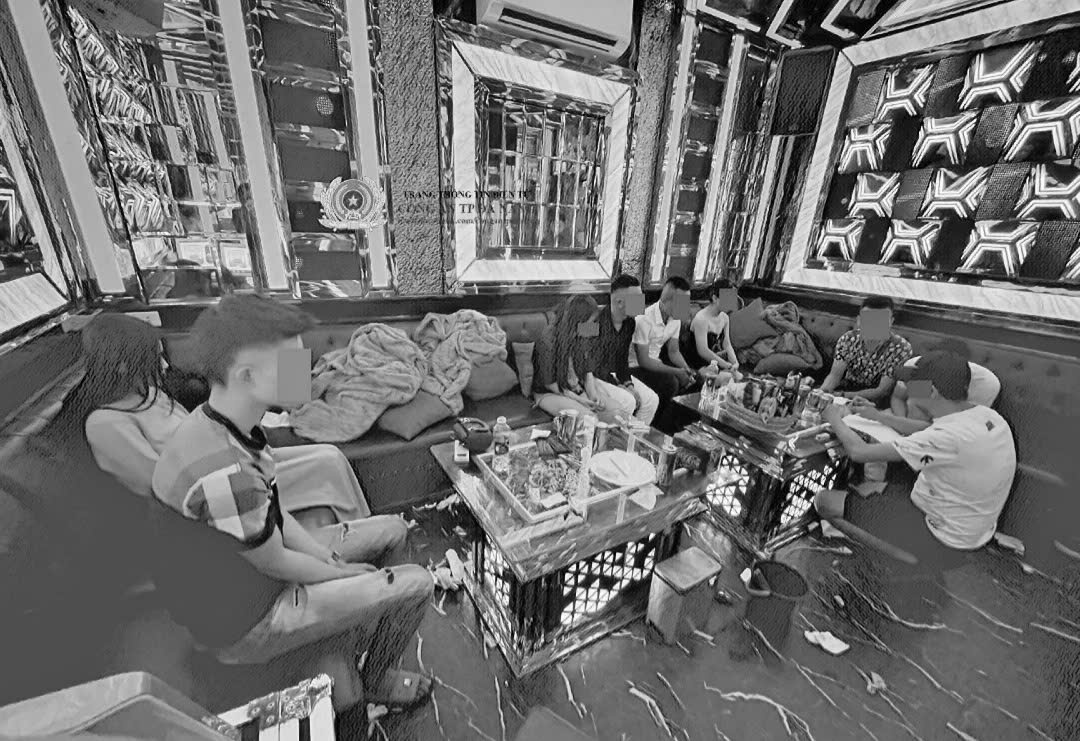 Hiện trường tại thời điểm công an kiểm tra quán karaoke RICH KID_Ảnh: Công an Đà Nẵng.