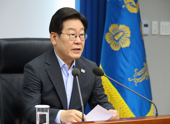 Tổng thống Hàn quốc Lee Jae Myung phát biểu tại cuộc họp các thư ký và trợ lý cấp tại Phủ Tổng thống ở quận Yongsan, trung tâm Seoul, vào ngày 24/7 - Ảnh: JOONGANG ILBO