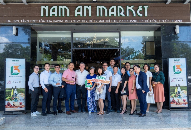 Ông Võ Tấn Thành - Chủ tịch HĐQT Nam An Market (áo hồng) cùng các đối tác - Ảnh: Nam An Market