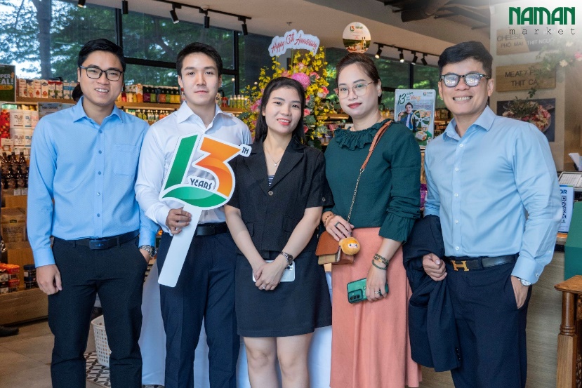 Ông Tạ Khải Luân (bìa phải) - Giám đốc kinh doanh miền Nam của 2H Food và đồng đội giới thiệu sản phẩm Manuka River FAM S.A trong sự kiện - Ảnh: An Nam Market