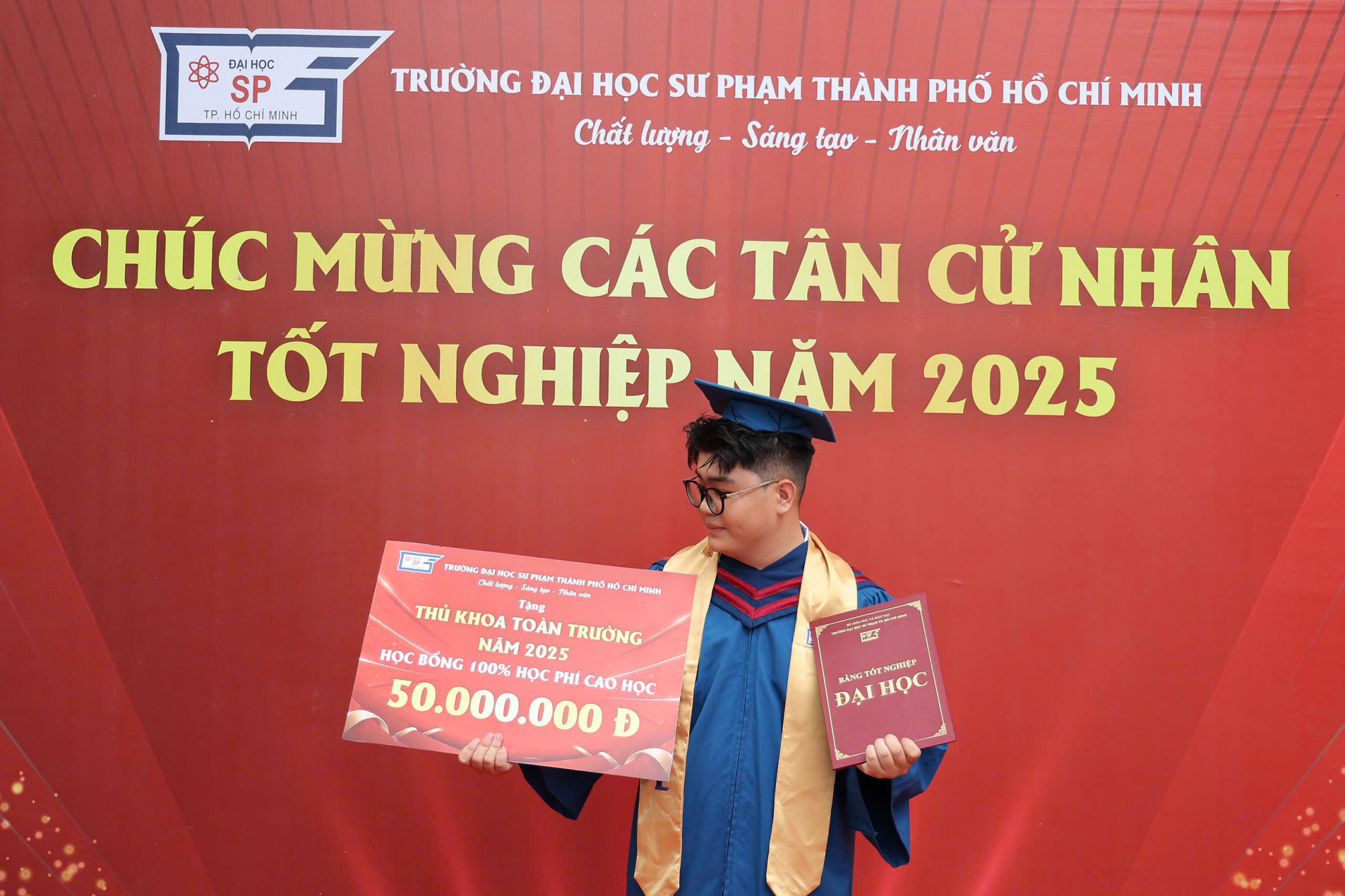  tốt nghiệp xuất sắc và giành ngôi vị thủ khoa toàn trường với điểm GPA đạt 3.95/4 - Ảnh: N.Y