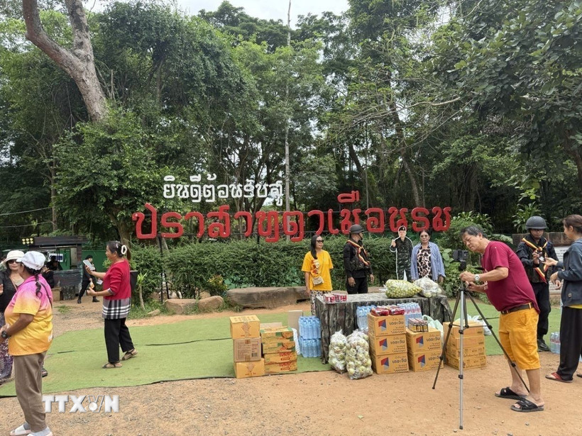 Người dân Thái Lan mang thực phẩm, nước uống đến ủng hộ binh sỹ Thái Lan tại khu vực Đền Ta Muen Thom - Ảnh: TTXVN