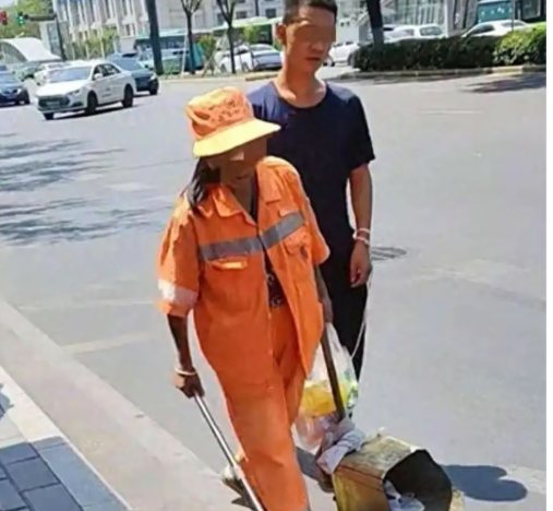 Một người quen đề cập rằng người mẹ phải đưa con trai đi làm vì cô ấy không đủ khả năng chi trả cho các dịch vụ chăm sóc, và sợi dây giữ cho anh ấy an toàn. Ảnh: Baidu