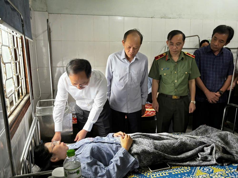 Lãnh đạo tỉnh và Công an tỉnh Hà Tĩnh thăm hỏi các nạn nhân bị thương - Ảnh: Công an cung cấp