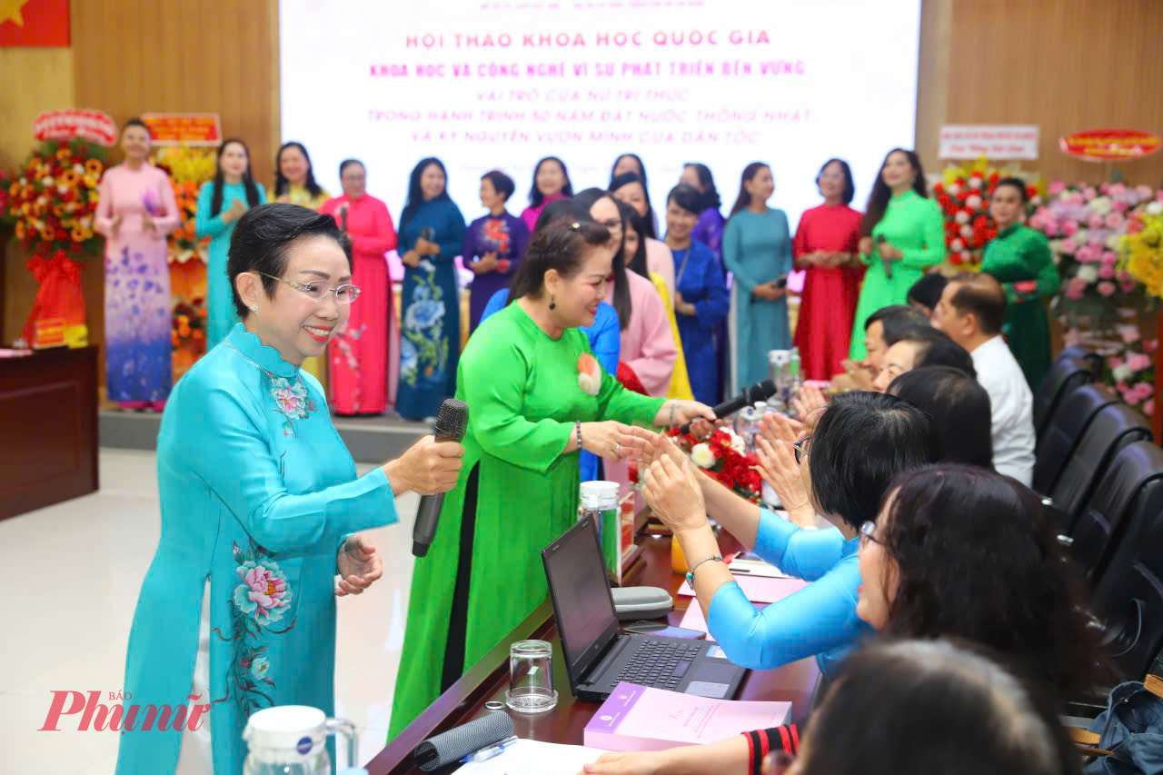 Các đại biểu Nữ trí thức Việt Nam, TPHCM và tỉnh/thành gặp mặt, trao đổi kinh nghiệm tại hội thảo  - Ảnh: Phùng Huy 
