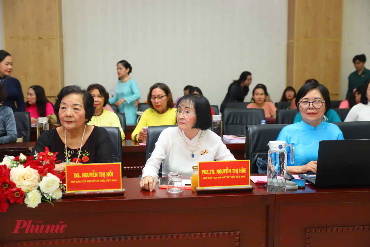 Hội thảo có sự tham gia của nhiều đại biểu là lãnh đạo Bộ KHCN, Hội LHPN, sở ban ngành TPHCM, Hội Nữ trí thức Việt Nam và TPHCM - Ảnh: Phùng Huy 