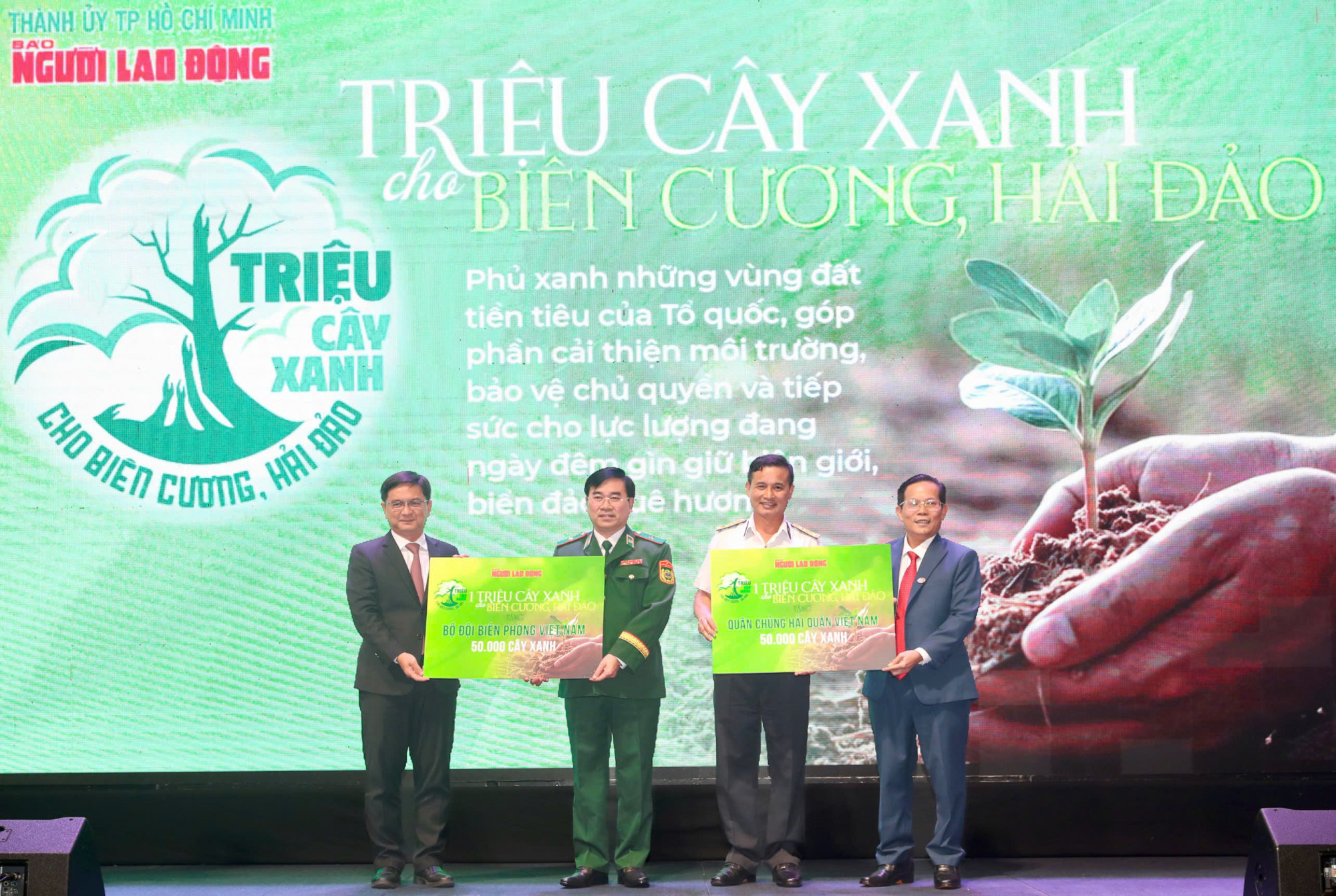 Báo Người Lao động cũng tổ chức tri ân các đơn vị vũ trang phối hợp triển khai chương trình “Tự hào cờ Tổ quốc” và phát động Chương trình “Một triệu cây xanh cho biên cương – biển đảo”.