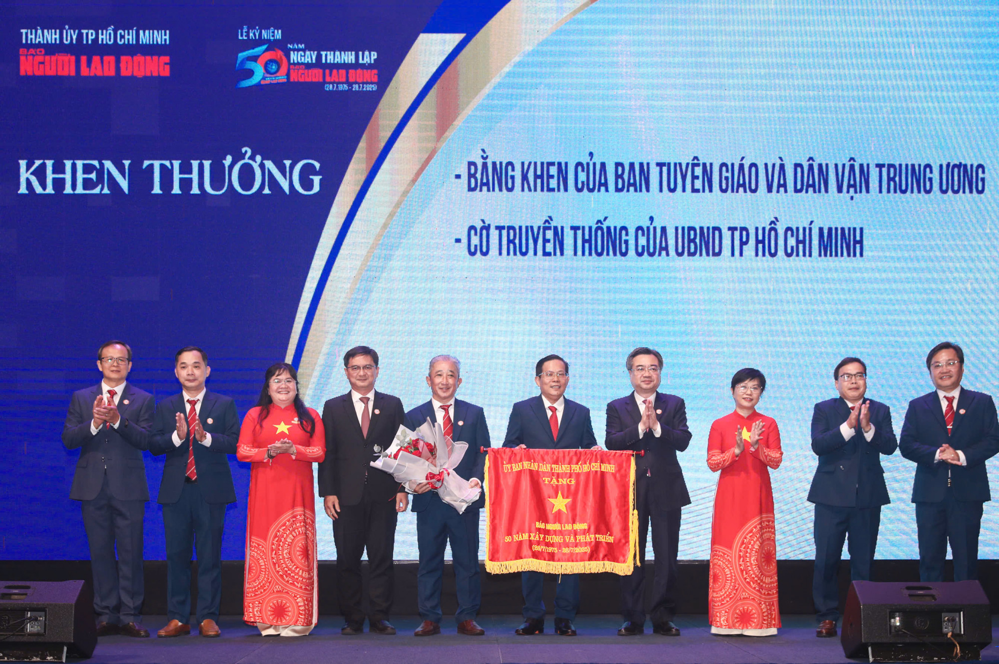 Dịp này, các cơ quan Trung ương và TPHCM đã tặng Bằng khen và Cờ Truyền thống trao tặng cho tập thể Báo Người Lao Động và Ban Biên tập. Báo Người Lao động cũng tổ chức tri ân các đơn vị vũ trang phối hợp triển khai chương trình “Tự hào cờ Tổ quốc” và phát động Chương trình “Một triệu cây xanh cho biên cương – biển đảo”.
