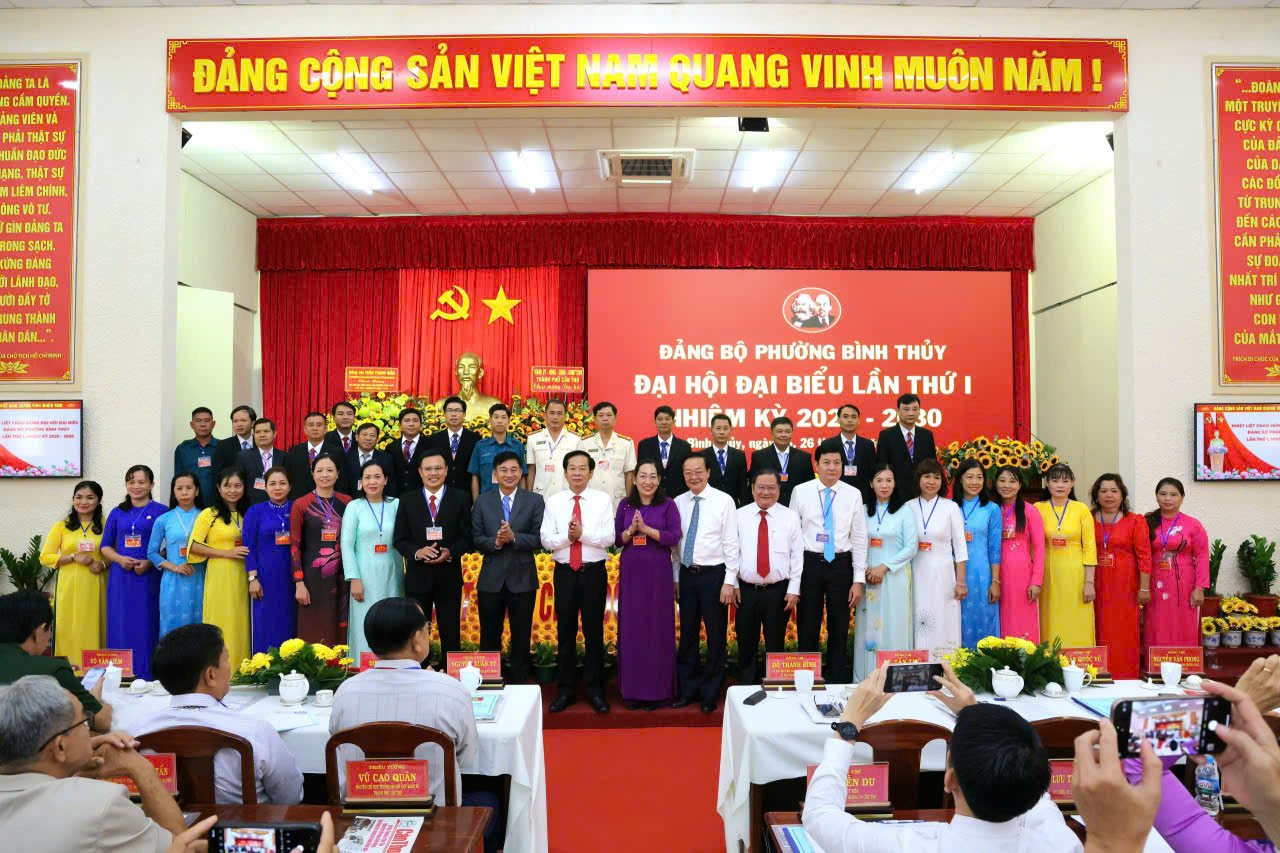 Ban chấp hành nhiệm kỳ 2025-2030 ra mắt đại hội... Ảnh: Trung Phạm