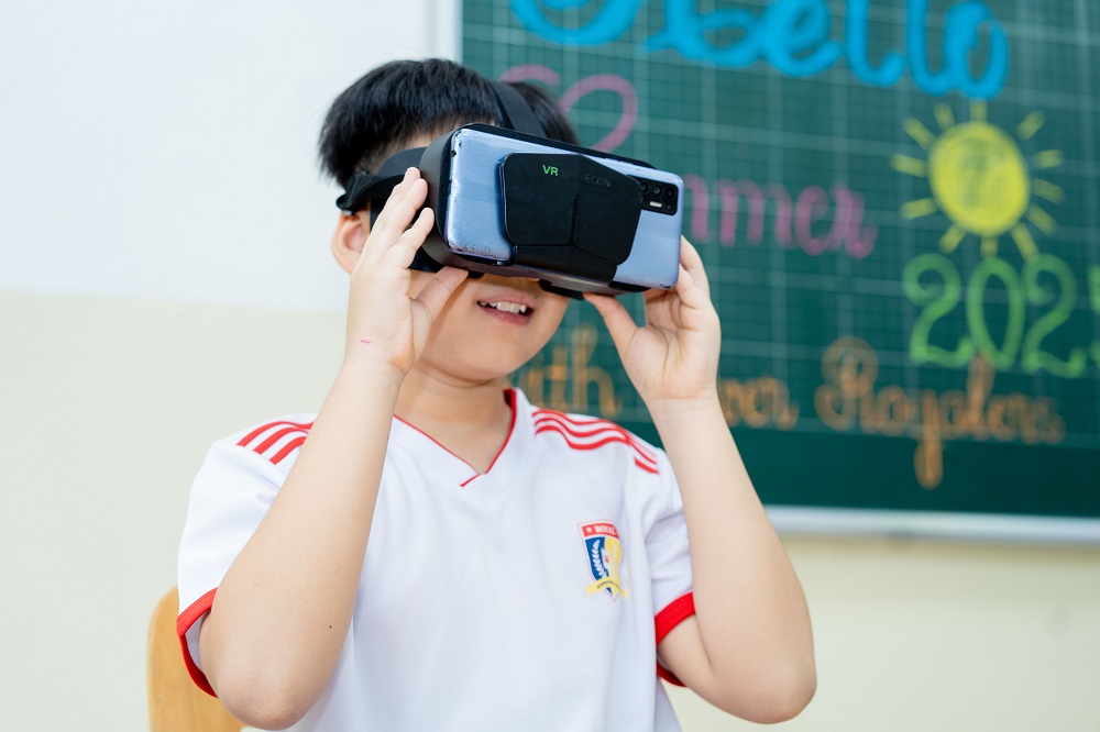 Mùa hè 2025, học sinh Royal School trải nghiệm loạt công nghệ hiện đại với chủ đề Technology & Self-Discovery - Ảnh: Royal School