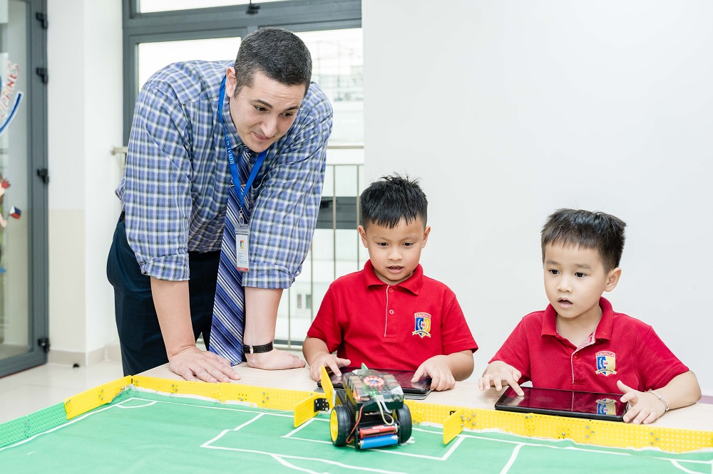Thầy cô như “mentor”, đưa ra lời khuyên hữu ích giúp học sinh tự tin khám phá nhiều điều mới, phát triển bản thân - Ảnh: Royal School