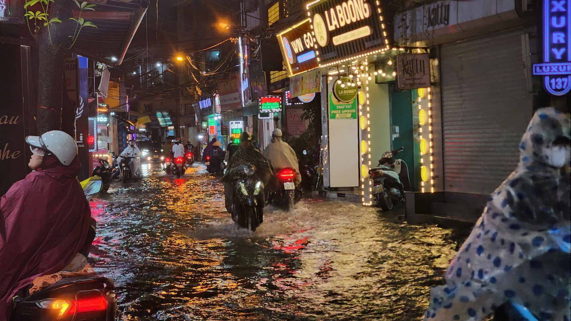 “Điểm đen” ngập úng phố Triều Khúc lại rơi vào tình trạng ngập, người dân bì bõm lội nước.