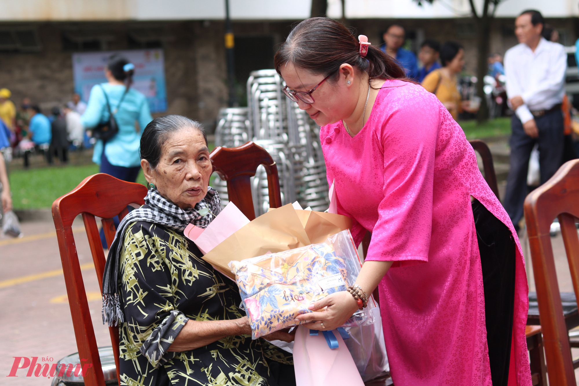 Bà Trần Thị Minh Nguyệt - Phó chủ tịch Uỷ ban MTTQ, Chủ tịch Hội LHPN phường Tăng Nhơn Phú, TPHCM – trao quà đến bà Hai Nhứt trong sáng 26/7. 