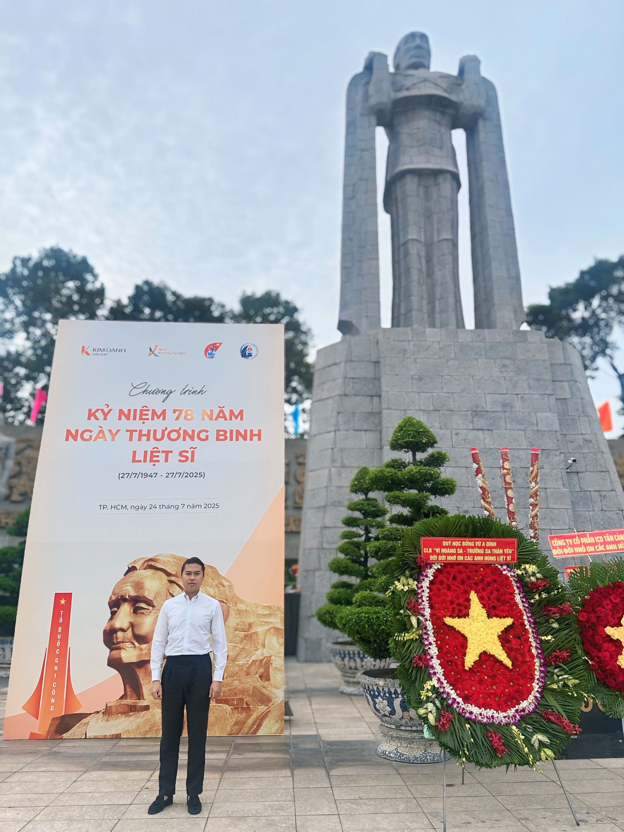 Lễ dâng hương và cuộc đối thoại với lòng biết ơn Tác giả trong buổi lễ dâng hương sáng 24/4 (Ảnh: Lê Hoài Việt)