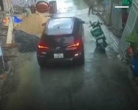 Chiếc ô tô vẫn có thể di chuyển qua khỏi vị trí xe máy đang đậu. Ảnh cắt clip