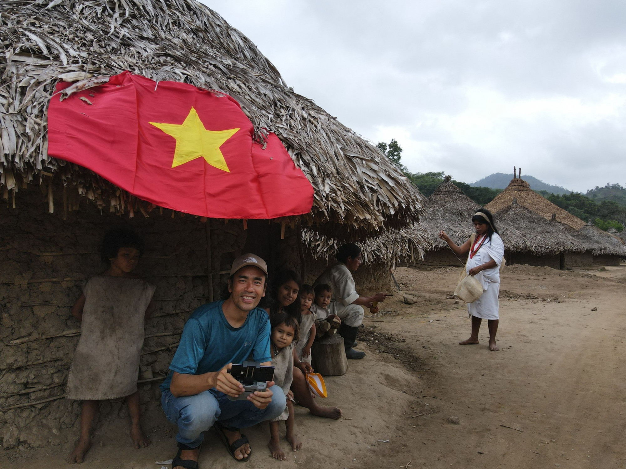 Người Việt chinh phục 195 quốc gia: Càng đi xa càng thèm rau muống chấm mắm cáy Lại Ngứa Chân chụp ảnh cùng người dân tại Colombia (Ảnh: Nhân vật cung cấp)