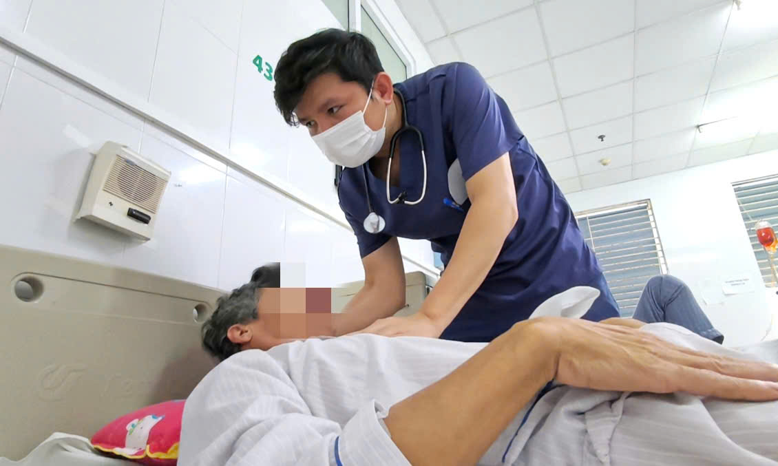 Nam bệnh nhân mắc viêm màng não vì thói quen ăn uống không lành mạnh - ảnh: S.Thanh
