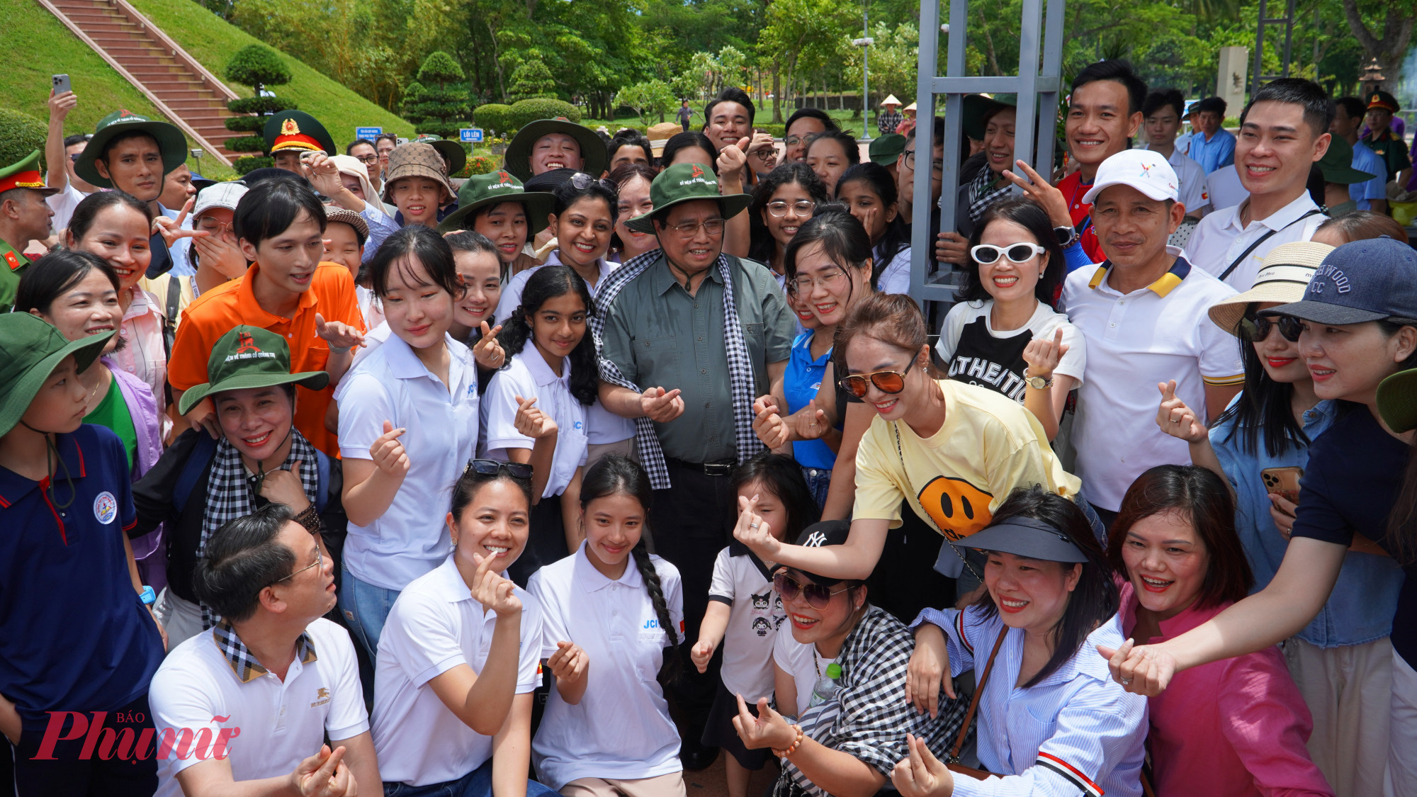 Trước đó Thủ Tướng Phạm Minh Chính cùng đoàn công tác cũng đã đến thăm và tặng quà Mẹ Việt Nam Anh hùng (VNAH) Đào Thị Vui, thôn Đại An Khê, xã Hải Lăng