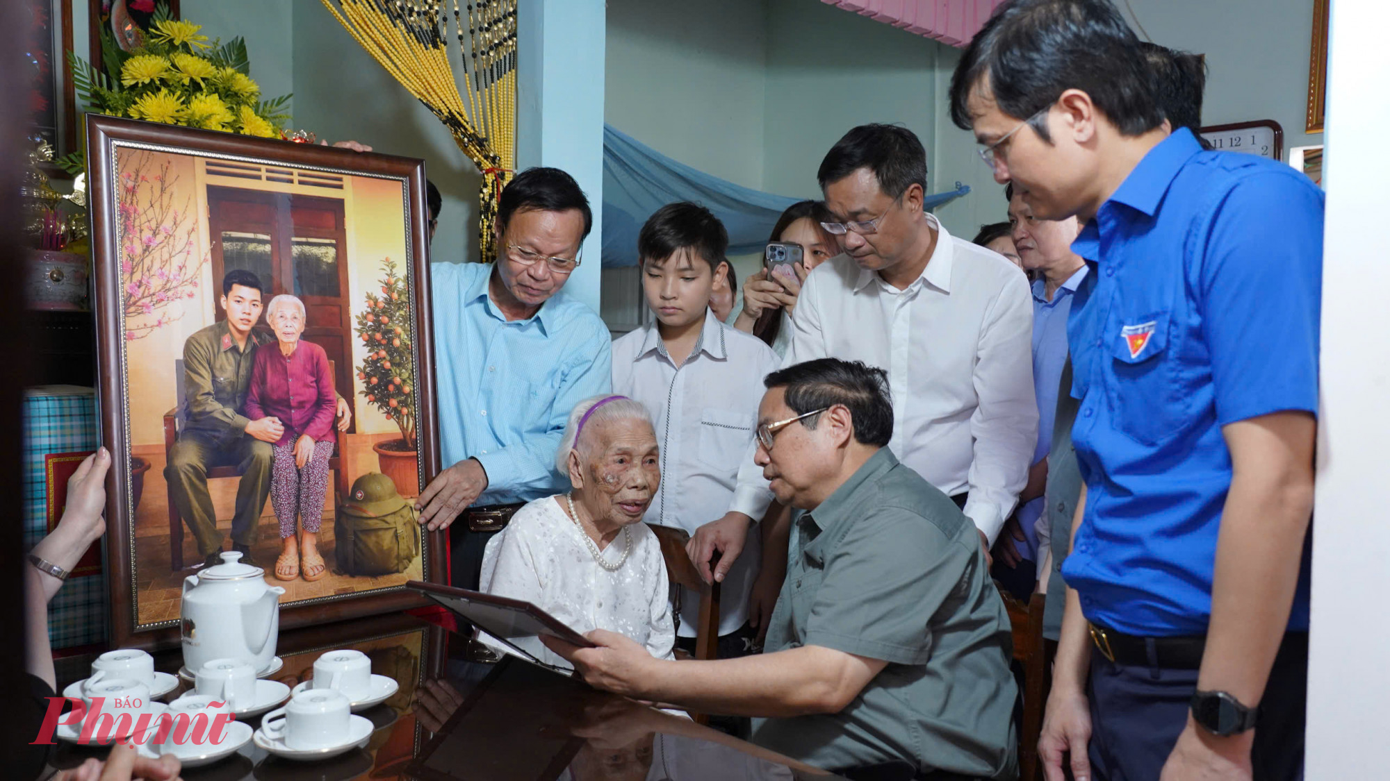 Thủ Tướng Phạm Minh Chính cùng đoàn công tác cũng đã đến thăm và tặng quà Mẹ Việt Nam Anh hùng (VNAH) Đào Thị Vui