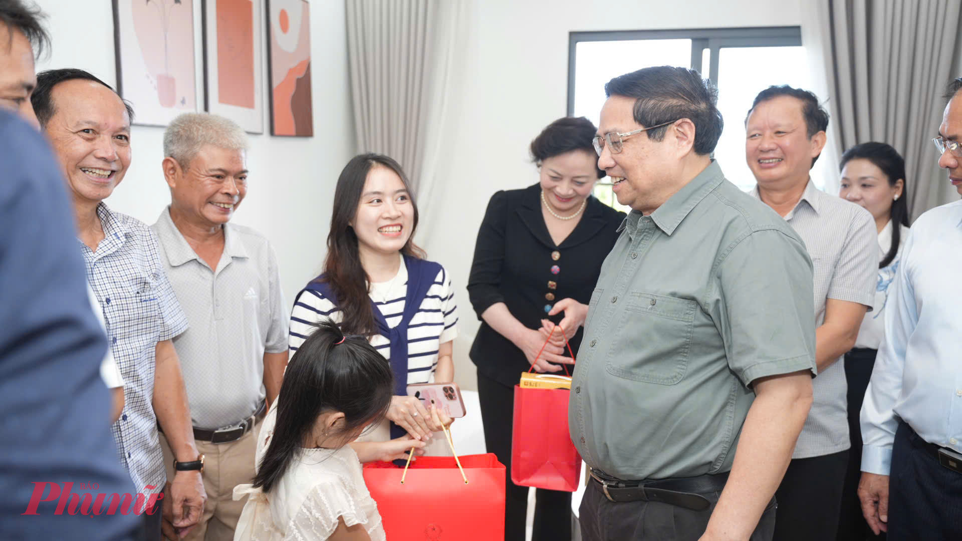 Thủ tướng Chính phủ Phạm Minh Chính đã tới thăm cây cầu mới Nguyễn Hoàng qua sông Hương (thành phố Huế) và thăm khu nhà ở xã hội tại đô thị mới An Vân Dương của thành phố Huế.